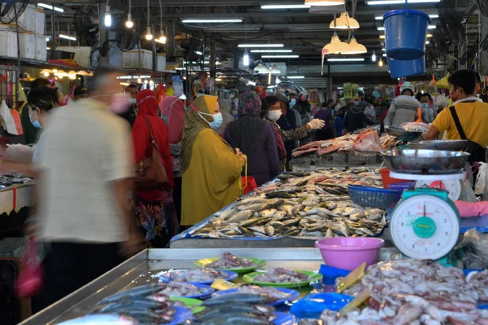 巴刹商贩疑“吃秤”欺诈 槟消协促内贸部调查对付